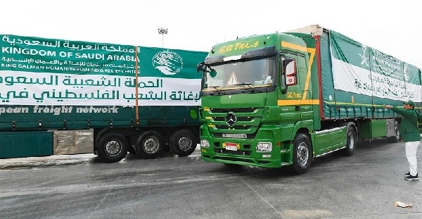 عبور قوافل إغاثية سعودية منفذ رفح الحدودي متوجهة إلى قطاع غزة