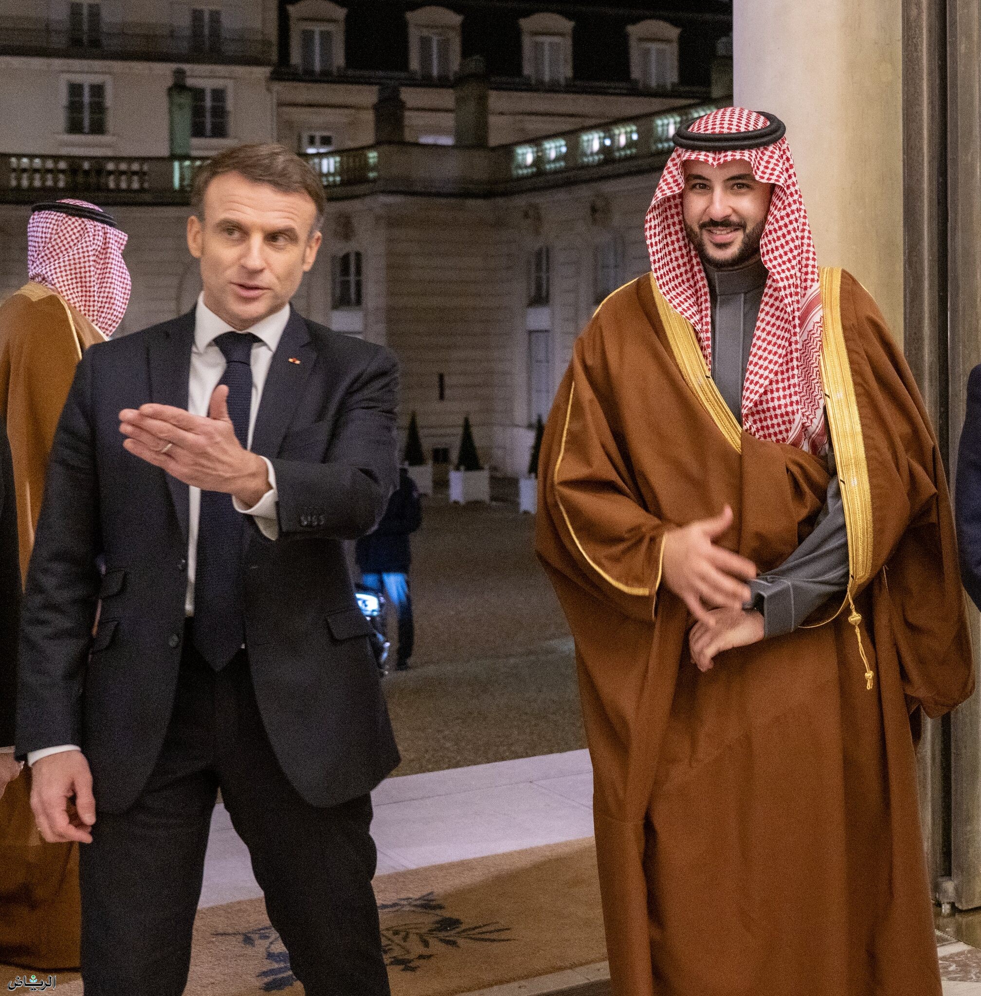 وزير الدفاع يلتقي الرئيس الفرنسي