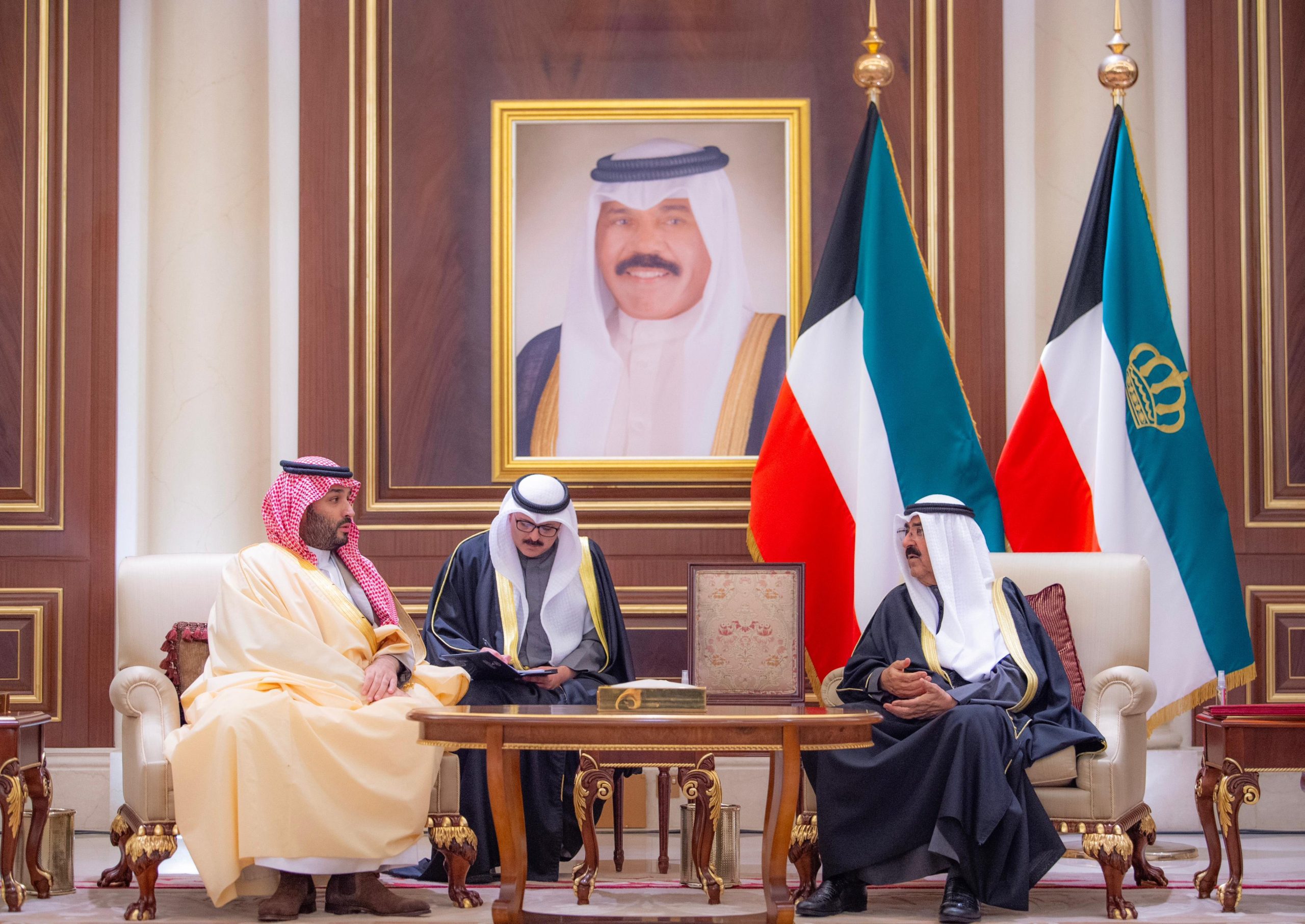 ولي العهد يقدم واجب عزاء الشيخ نواف الصباح لأمير الكويت .. فيديو
