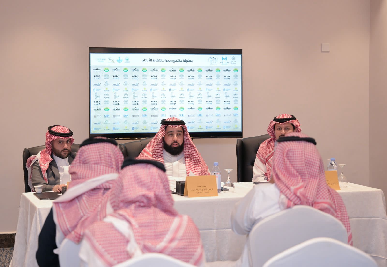 60 فارسًا وفارسة من السعودية وقطر والكويت يتنافسون في بطولة التقاط الأوتاد بمحافظة بقيق