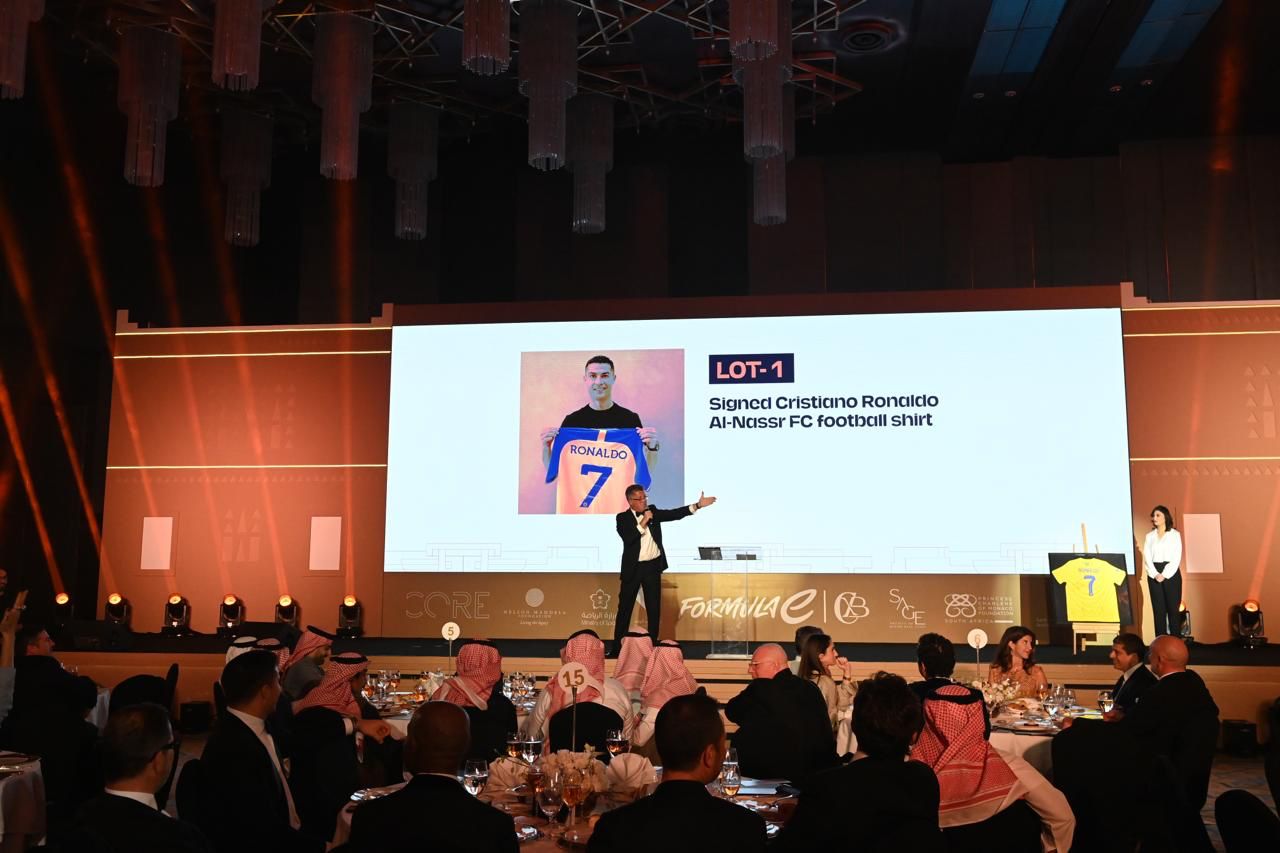 اقتناء سيدة أعمال لقميص " كريستيانو " بـ 120.000 دولار