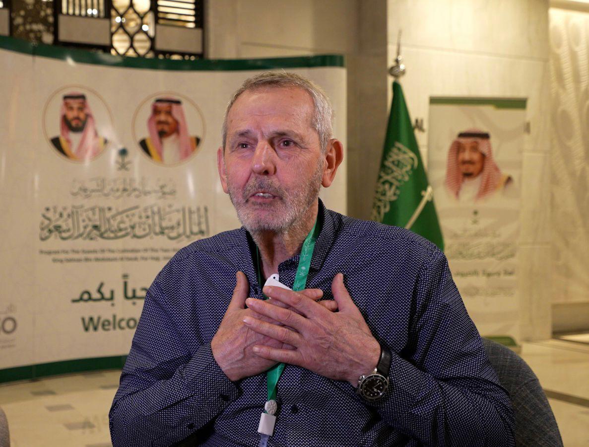 معتمر نمساوي يروي قصته مع الكعبة .."لأ أُصدق.. بالأمس من شاشة التلفاز واليوم أمامها !"