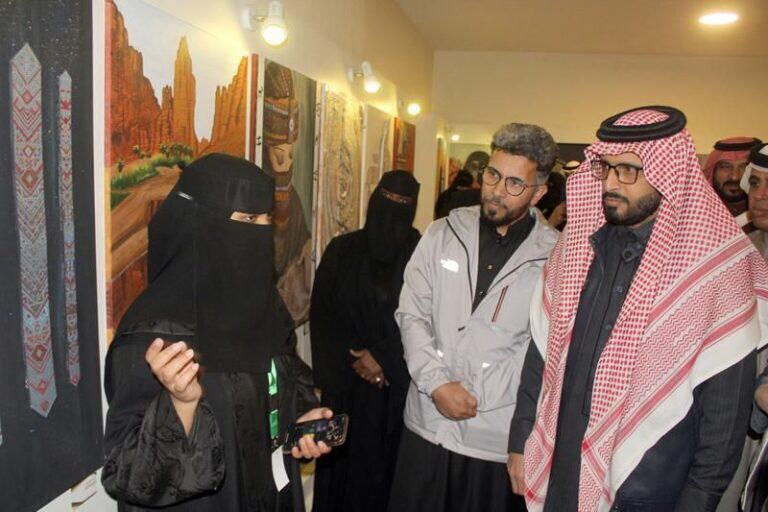 مدير ثقافة وفنون تبوك يدشن معرض رقش التشكيلي الأول