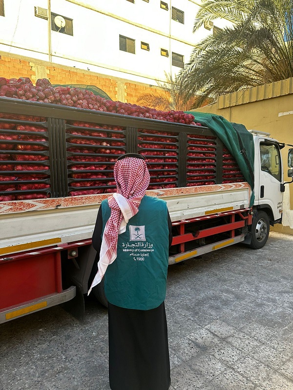 "التجارة" تضبط عمالة مخالفة خبأت 3 أطنان بصل .. وإعادة ضخها فوراً في الأسواق
