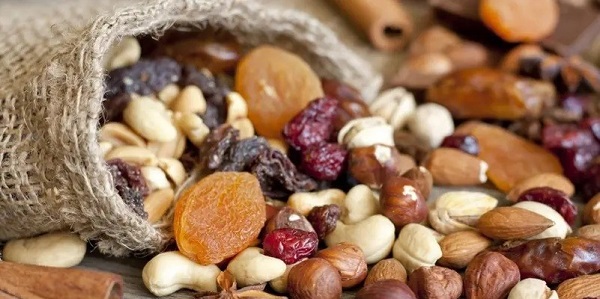 نصائح حول 6 فواكه جافة ومكسرات .. ما يجب تناوله أو تجنبه في الصباح