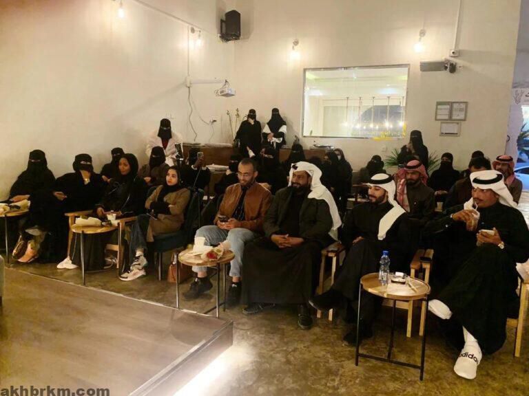 مقهى "قروث" يُقيم أمسيه بعنوان ” كيف يسهم الأدب في الخدمة الاجتماعية “
