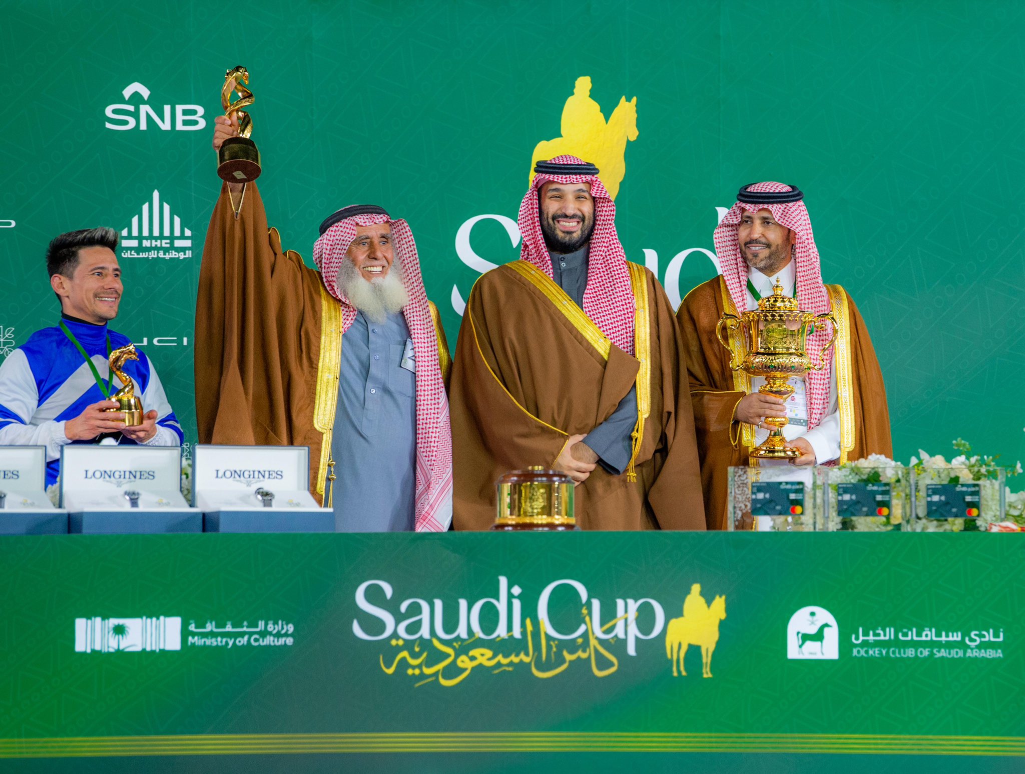 بالفيديو..حديث عفوي بين ولي العهد و آل رشيد مدرب الجواد الفائز بكأس السعودية