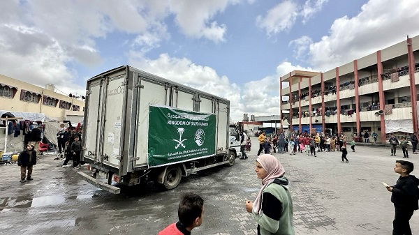 مركز الملك سلمان للإغاثة يواصل توزيع المساعدات الغذائية والإيوائية للنازحين في قطاع غزة