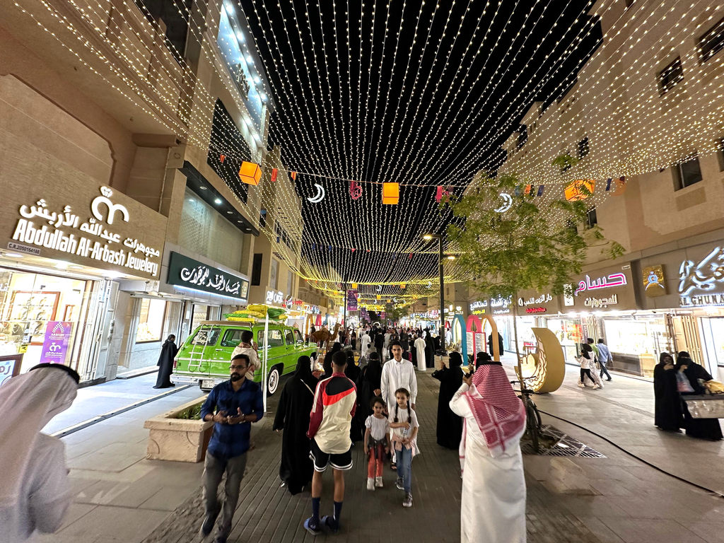 فعاليات وأركان ترفيهية وشعبية في مهرجان أيام سوق الحب 4 بالدمام