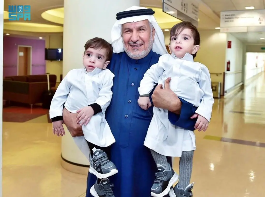 الربيعة يلتقي التوأم السيامي العراقي عمر وعلي بعد عام من فصلهما