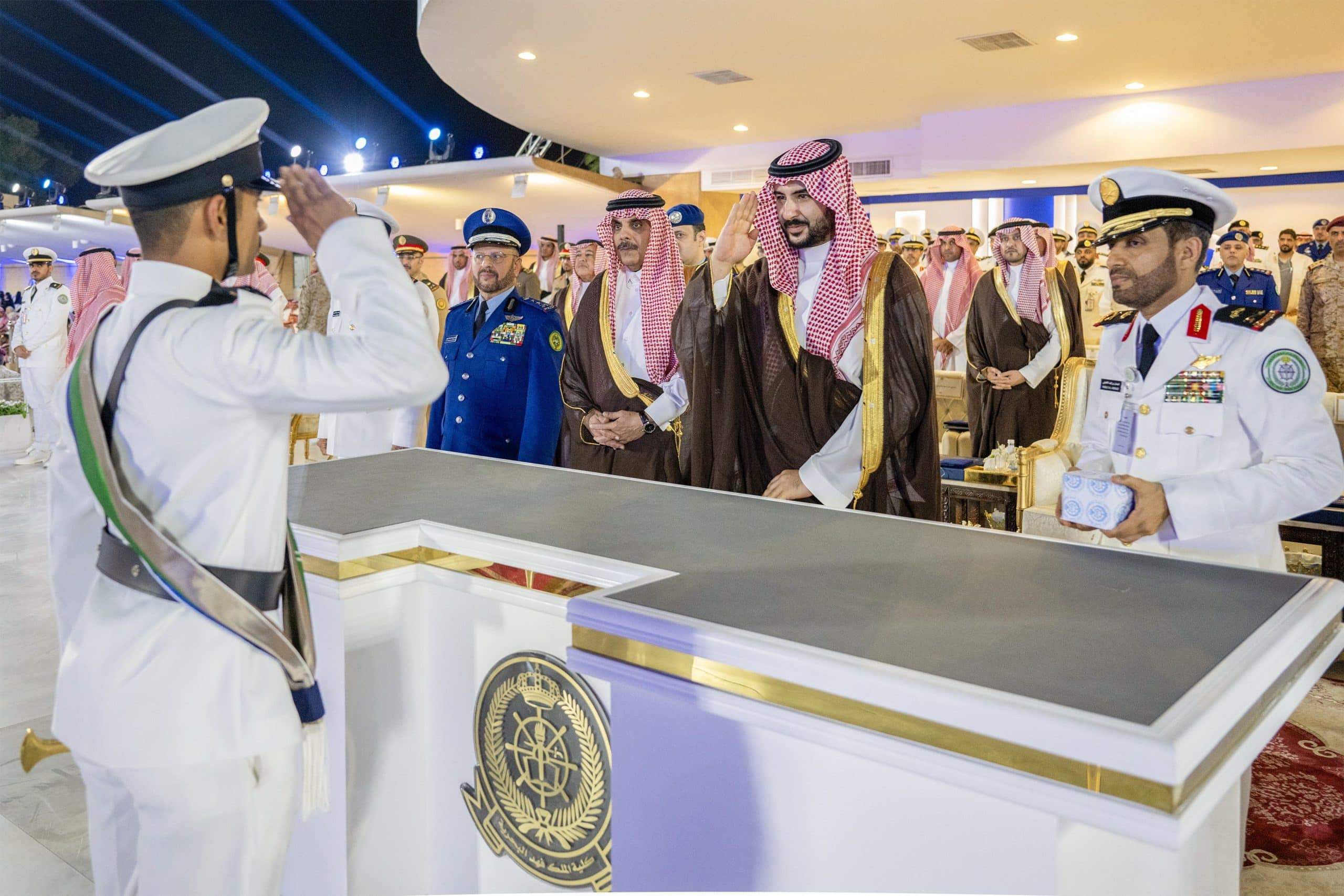وزير الدفاع يرعى حفل تخريج الدفعة (37) من طلبة كلية الملك فهد البحرية
