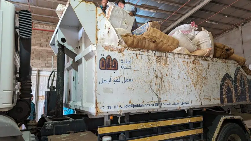 جدة.. ضبط قرابة 30 طن تبغ مخلوط بمواد البناء