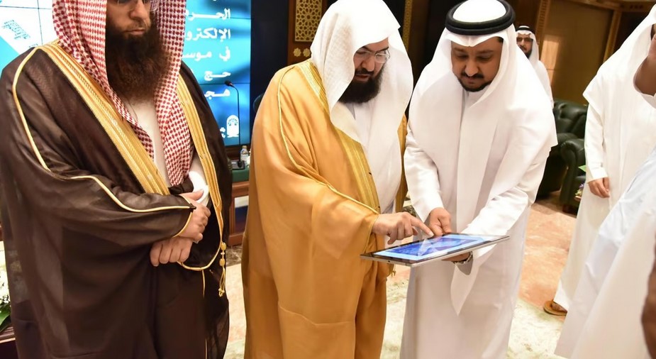 "السديس" يدشن قناة "واتس آب" ونشرة رسالة الحرمين الإلكترونية بوكالة المسجد النبوي