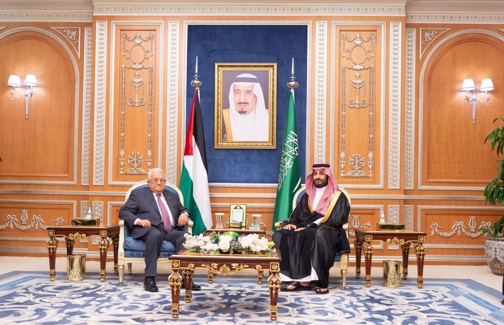 ولي العهد يستقبل رئيس دولة فلسطين