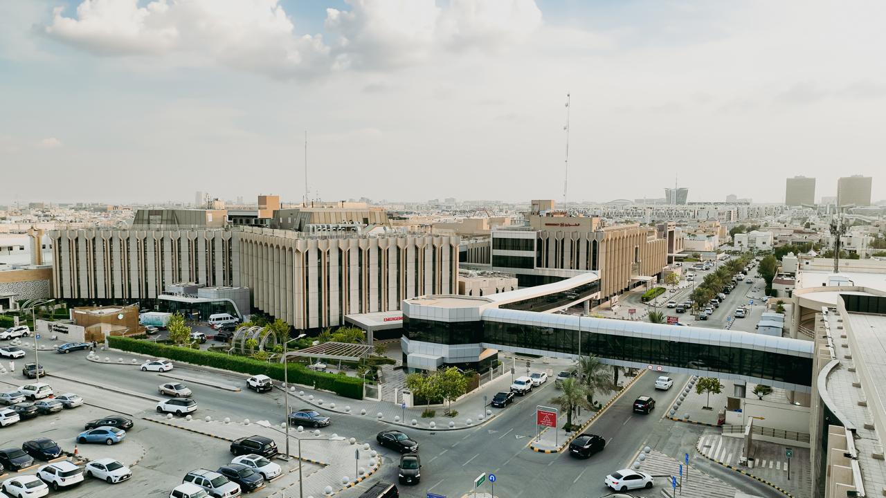 مستشفى دلة النخيل ينجح في استئصال ورم سرطاني معقد لمريض في العقد السادس