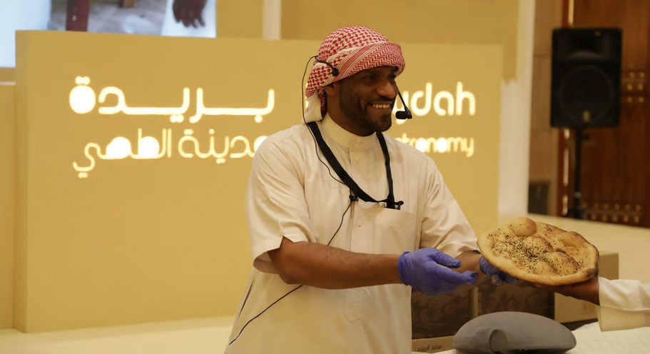 الخبز الحساوي يحظى باهتمام طهاة العالم خلال معرض المدن المبدعة في بريدة
