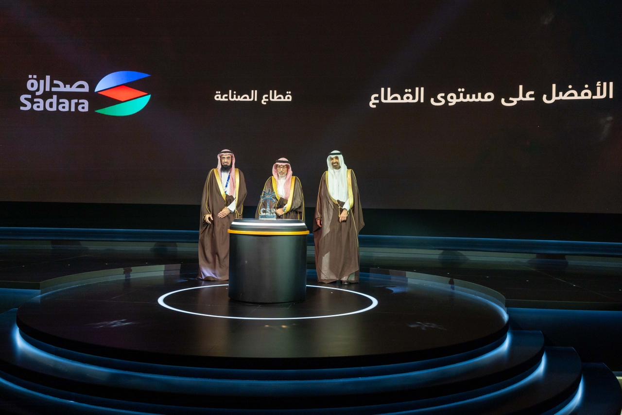 وزير الموارد البشرية يكرم صدارة للكيميائيات بمناسبة حصولها على جائزتين ذهبيَّتين في المسؤولية الاجتماعية