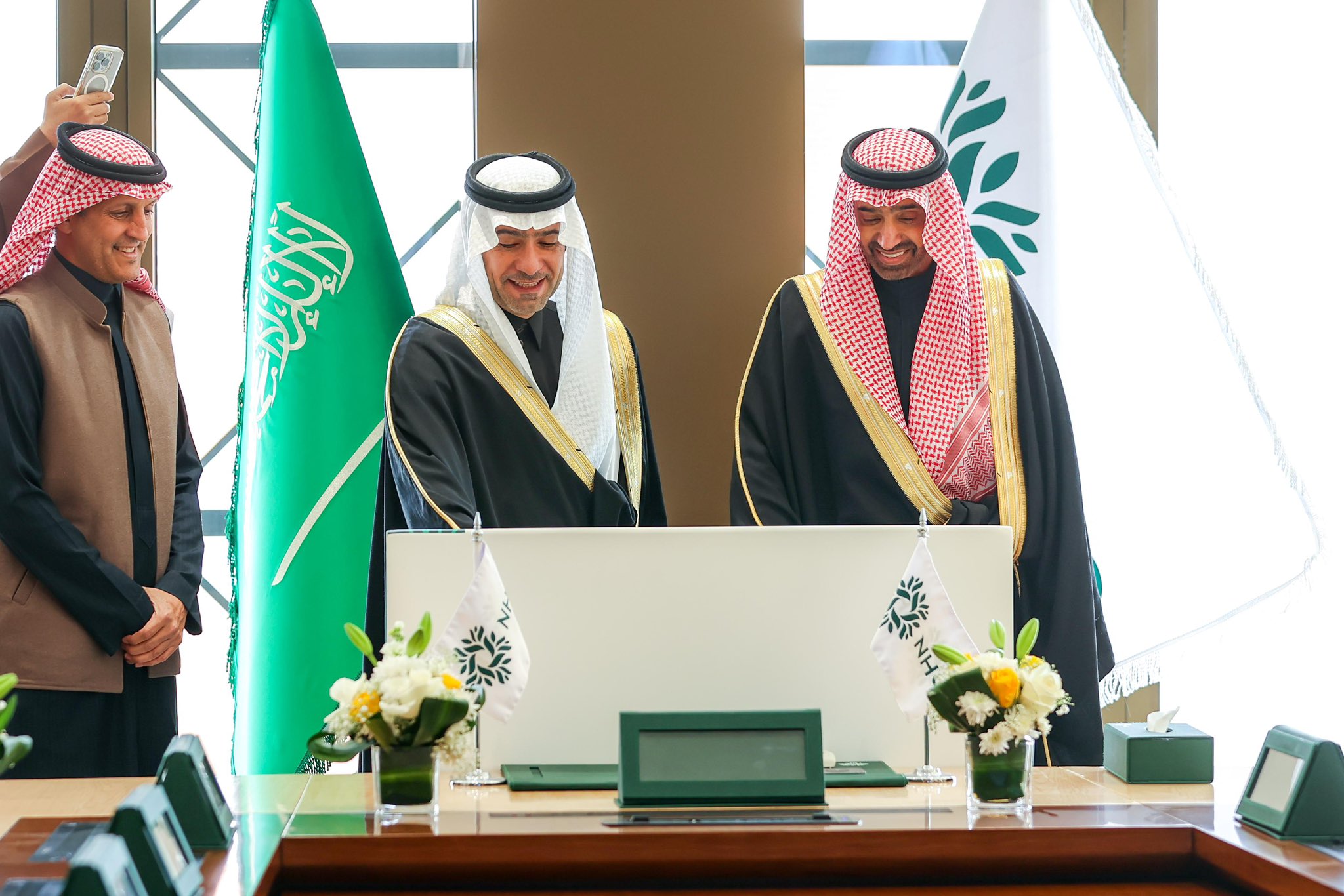 وزيرا البلديات والإسكان والموارد البشرية والتنمية الاجتماعية يزوران "خزام"