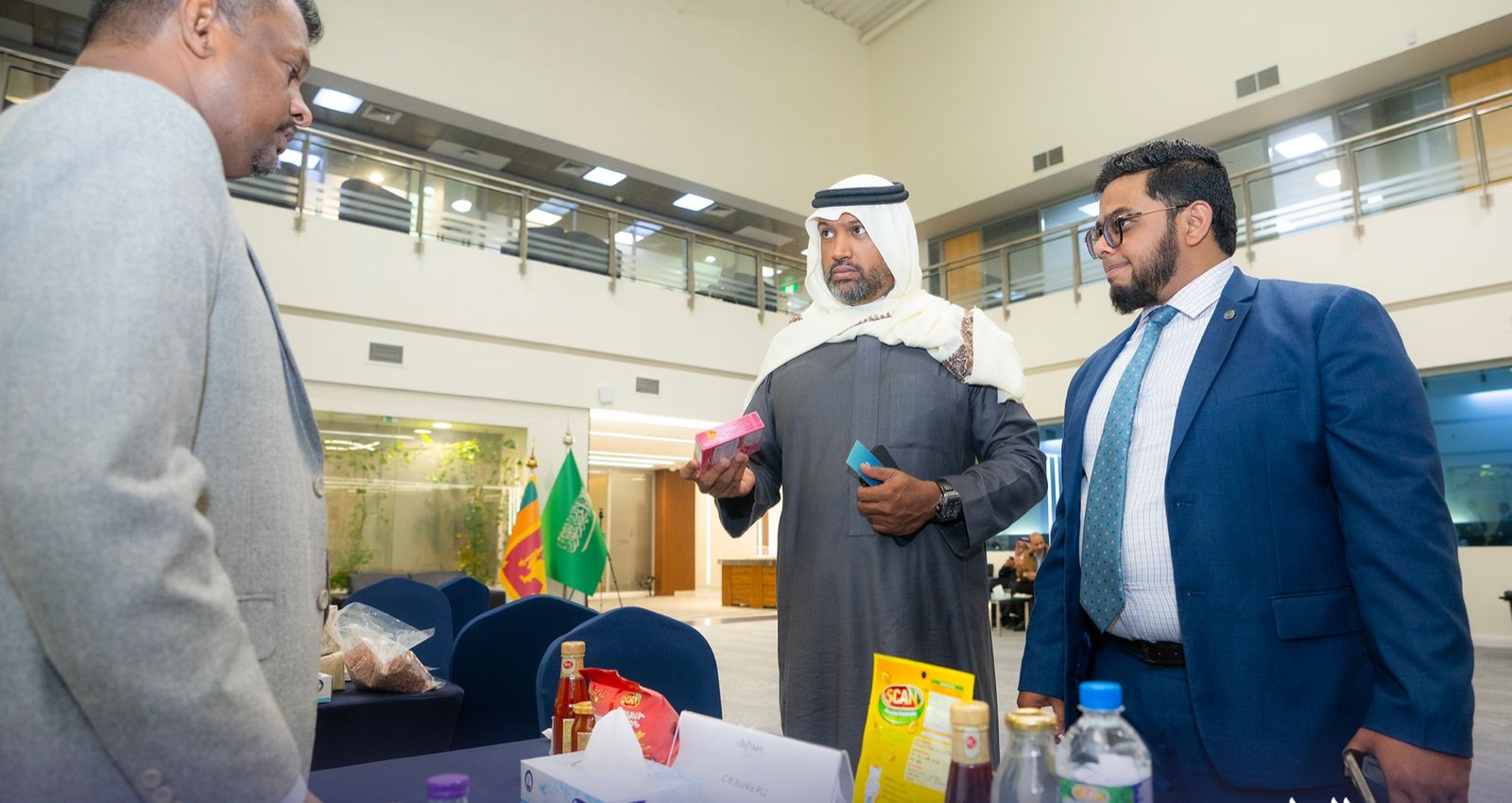 بن مدشل يجتمع مع الوفد التجاري السريلانكي ويشكر غرفة الرياض