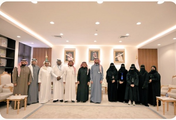 "النباط" يكرم مدير عام فرع وزارة الموارد البشرية والتنمية الاجتماعية بالمنطقة