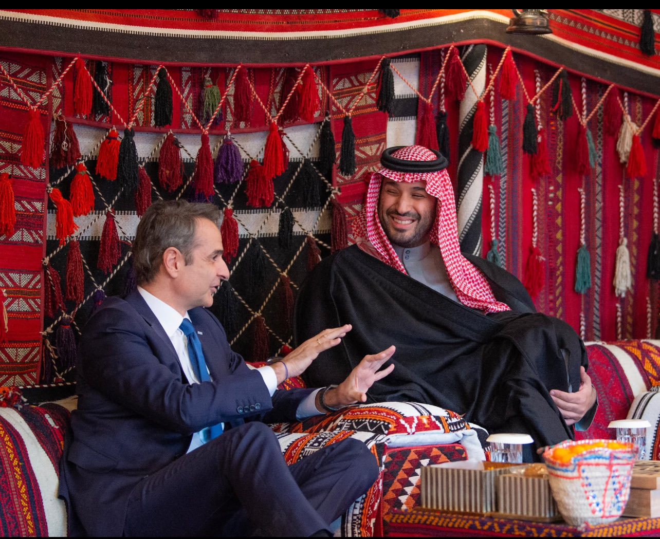 ولي العهد يستقبل في المخيم الشتوي في العُلا دولة رئيس الوزراء "اليونان"
