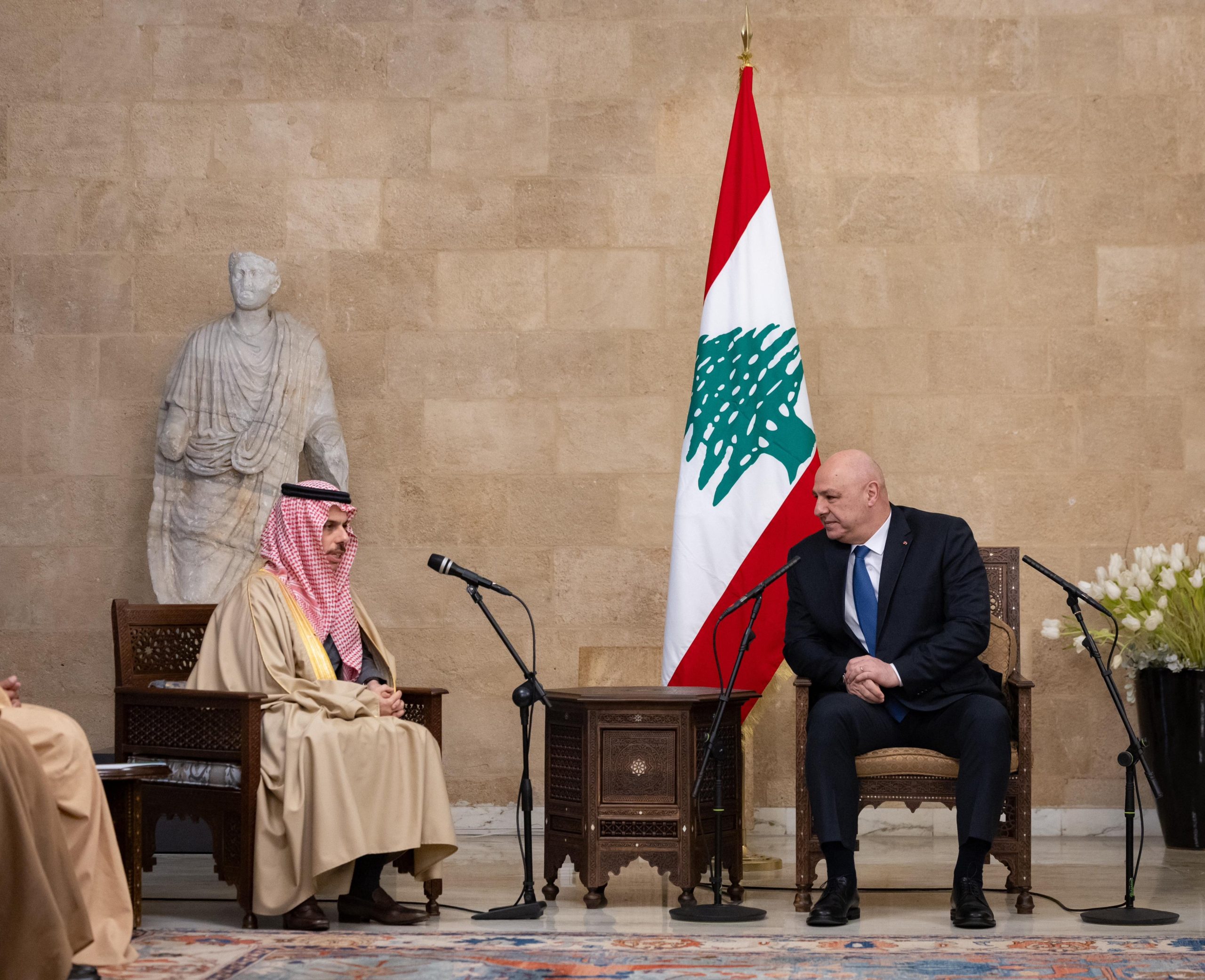 لبنان.. فيصل بن فرحان يلتقي الرئيس اللبناني