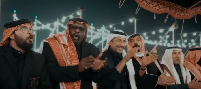 فيديو.. وزير الصناعة يشارك في أداء الدحة