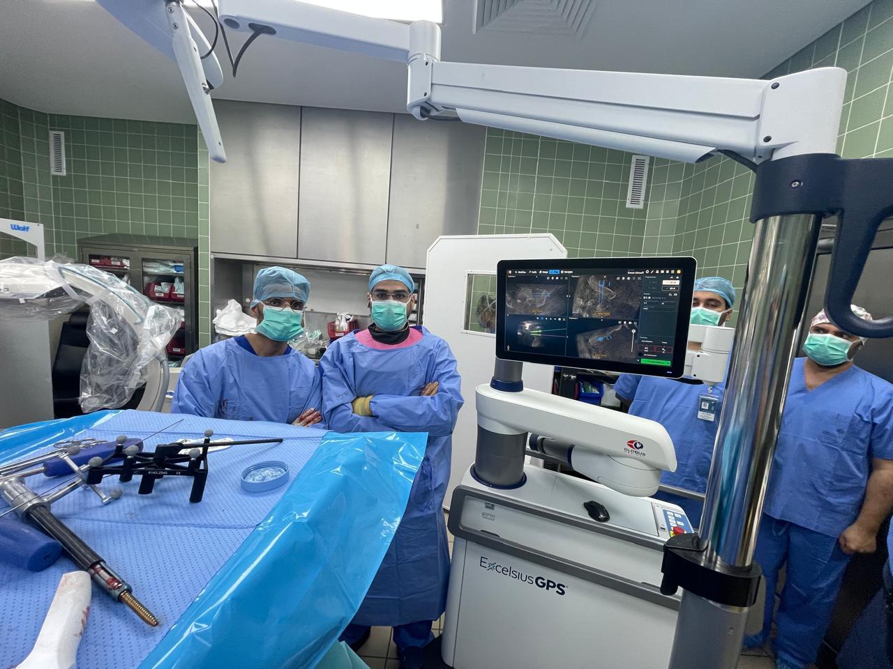 نجاح عملية تثبيت كسور العمود الفقري والحوض بتقنية الروبوت في مستشفى الملك فهد الجامعي بالخبر