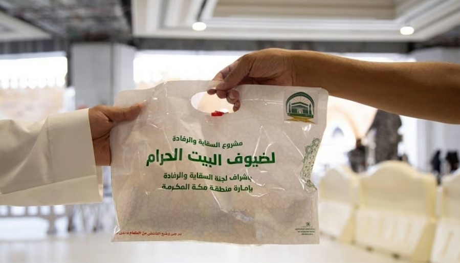 200 ألف وجبة إفطار يومياً بالمسجد الحرام وسط تنظيم دقيق وجهود متكاملة