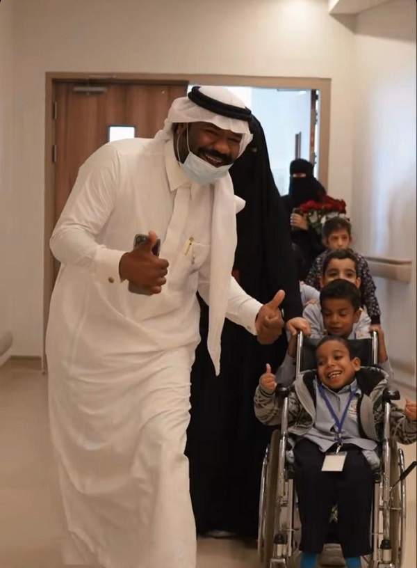 أطفال المواهب الواعدة بالأحساء يرسمون البسمة على وجوه كبار السن في مستشفى الموسى للتأهيل