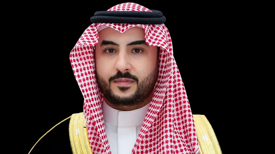 بتوجيه من القيادة.. وزير الدفاع يصل العاصمة الإيرانية طهران في زيارة رسمية