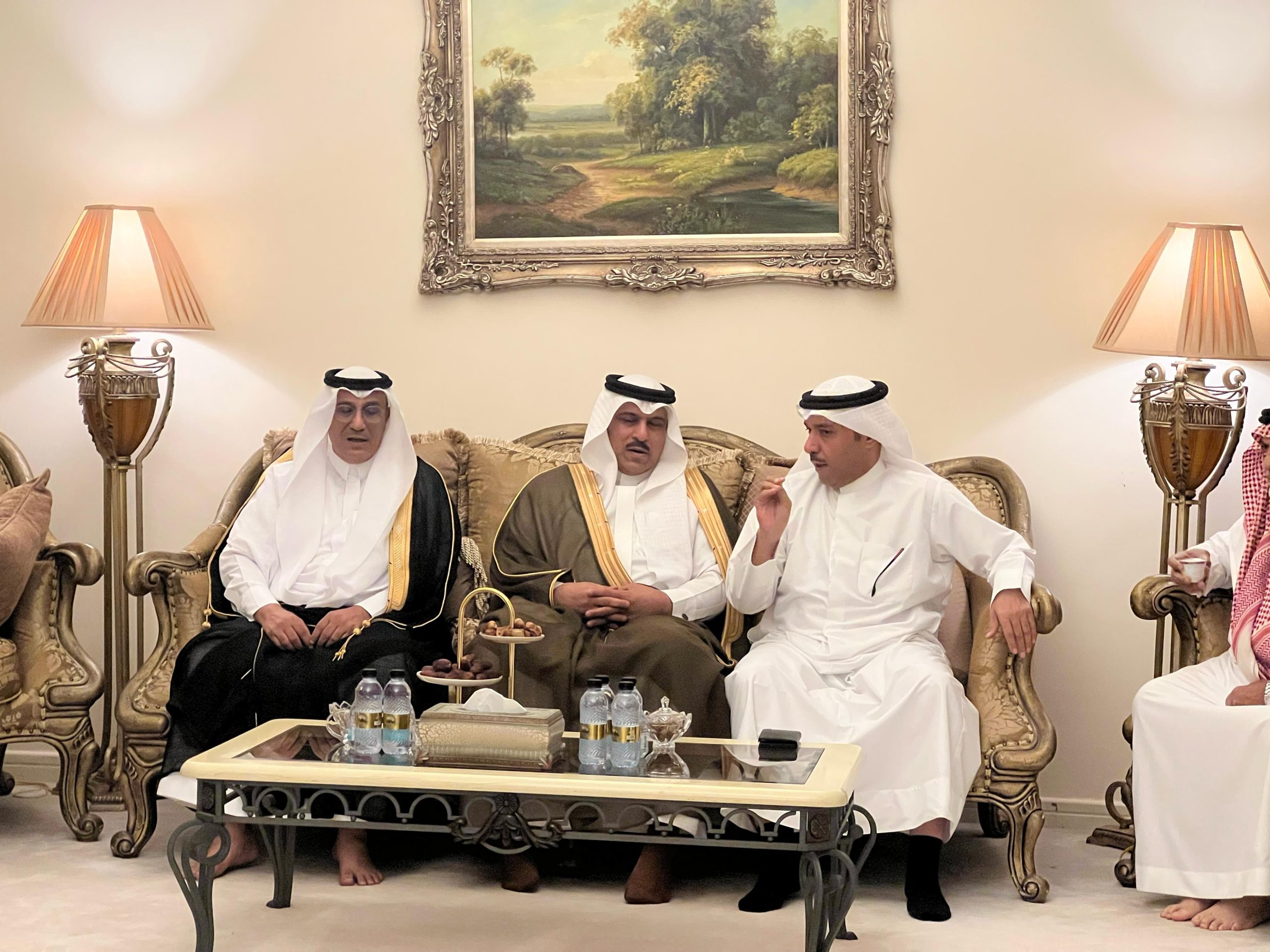 صور ..الشيخ ″الهذال″ يُقدم واجب العزاء لـ ″الذيب″ الرئيس التنفيذي للهيئة الملكية بالجبيل ورأس الخير