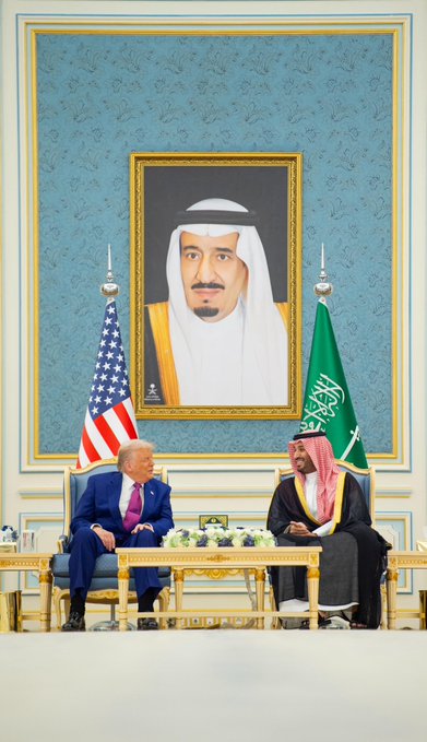 ولي العهد في حديث جانبي مع الرئيس ترامب أثناء احتساء "القهوة السعودية"