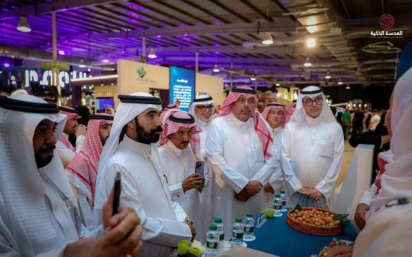 وفد صحفيي الأحساء يتجولون في معرض اللومي